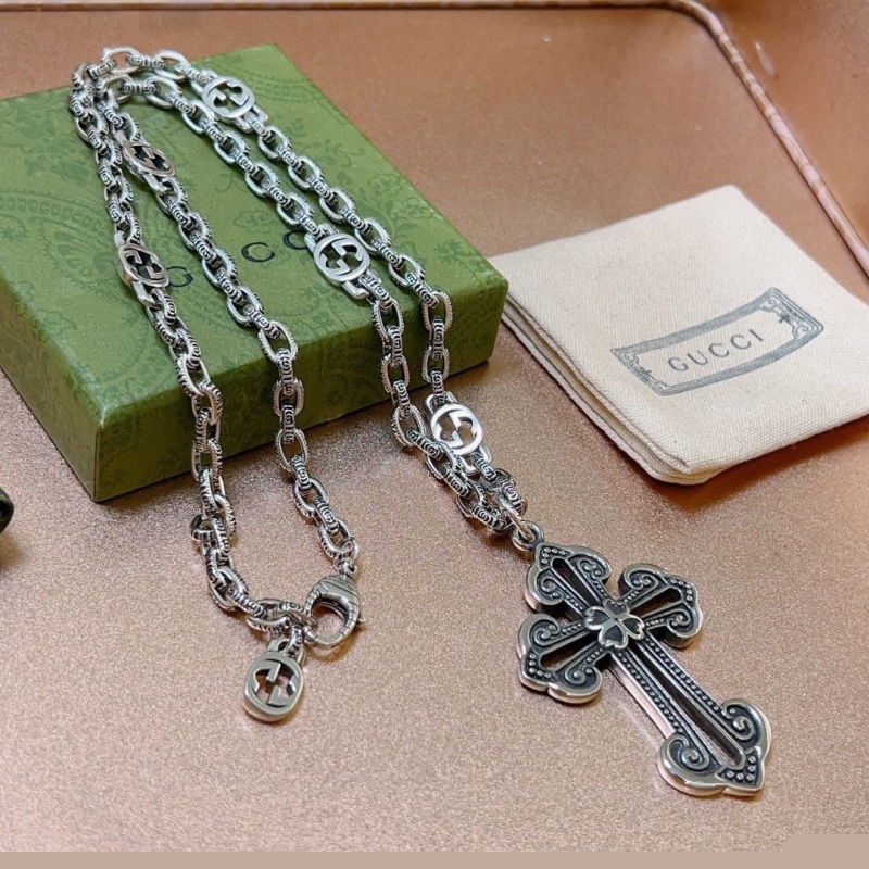G*u*i necklaces